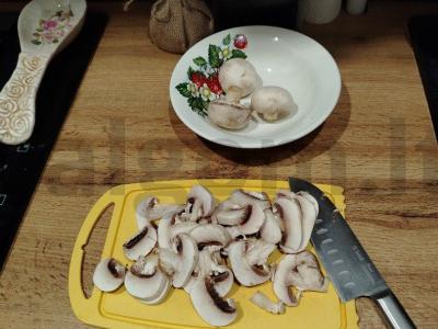 Puodukai su grybais ir mėsa vakarienei Žingsnis 3