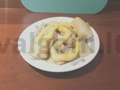 Jauni bulvės su grybais ir svogūnais pagrindine nuotrauka