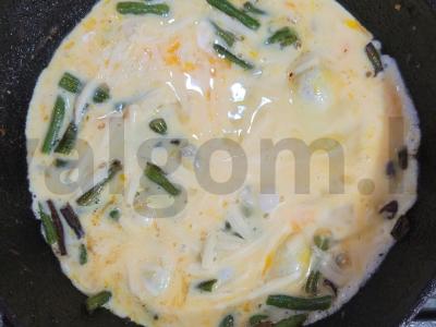 Švelnus omletas su pupelėmis ir sūriu Žingsnis 4