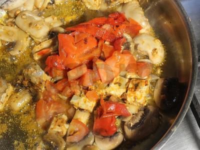 Kvinoja su tofu ir daržovėmis pomidorų padaže pusryčiams Žingsnis 6