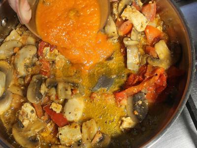 Kvinoja su tofu ir daržovėmis pomidorų padaže pusryčiams Žingsnis 7