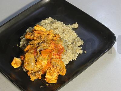 Kvinoja su tofu ir daržovėmis pomidorų padaže pusryčiams Žingsnis 10