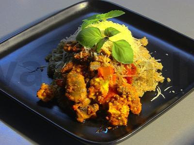 Kvinoja su tofu ir daržovėmis pomidorų padaže pusryčiams pagrindine nuotrauka