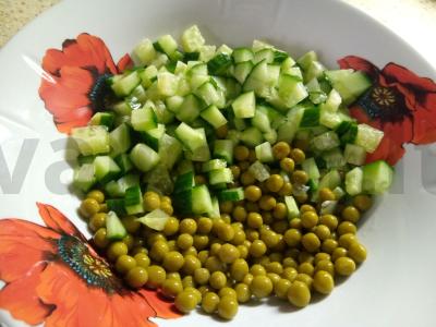 Žaliųjų žirnelių ir šviežio agurko salotas Žingsnis 1