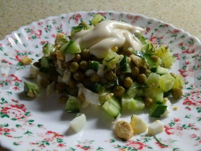 Žaliųjų žirnelių ir šviežio agurko salotas pagrindine nuotrauka