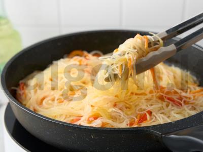 Paprastas stir-fry su funchoza ir daržovėmis Žingsnis 4