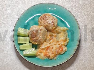 Kotletai su troškinta kopūstais padaže pagrindine nuotrauka