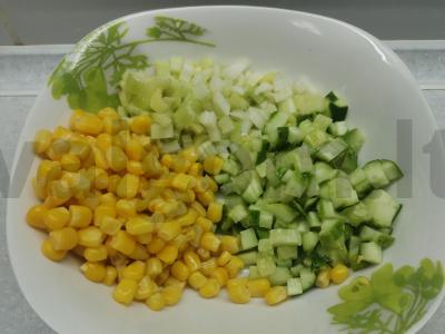 Salotos su kukurūzais, salierais ir sausainiais Žingsnis 1