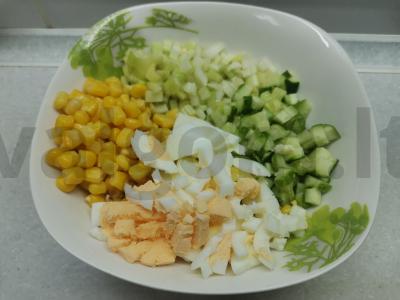 Salotos su kukurūzais, salierais ir sausainiais Žingsnis 2