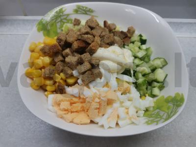 Salotos su kukurūzais, salierais ir sausainiais Žingsnis 3