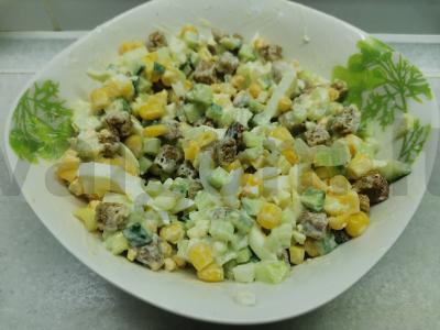 Salotos su kukurūzais, salierais ir sausainiais pagrindine nuotrauka