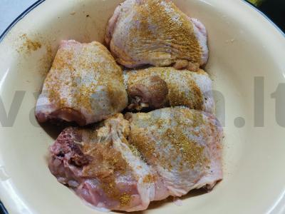 Kepintos vištienos šlaunelės su česnaku padažu Žingsnis 1