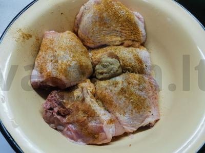 Kepintos vištienos šlaunelės su česnaku padažu Žingsnis 2