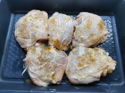 Kepintos vištienos šlaunelės su česnaku padažu Žingsnis 3