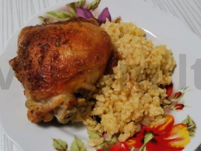 Kepintos vištienos šlaunelės su česnaku padažu pagrindine nuotrauka