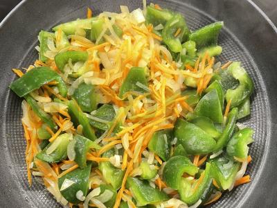 Funchosa su kalakutiena ir daržovėmis Žingsnis 2