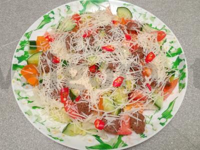 Salotas su kepta jautiena ir čili pipirais pagrindine nuotrauka