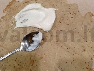 Blynelių ritinėliai su raudonąja ikra ir varškės sūriu Žingsnis 6