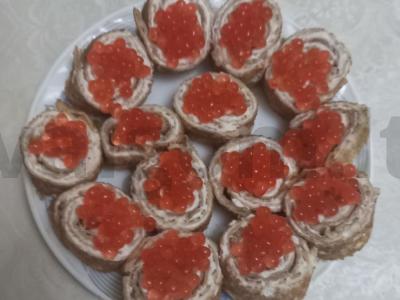 Blynelių ritinėliai su raudonąja ikra ir varškės sūriu pagrindine nuotrauka