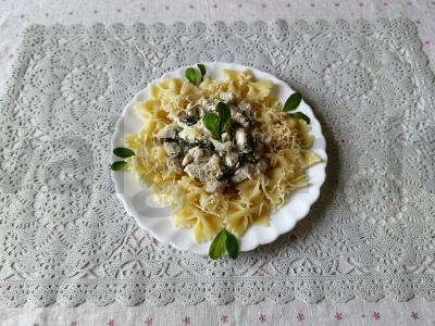Farfalle makaronai su vištienos filė ir rukola pagrindine nuotrauka