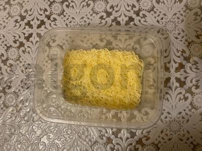 Šoninės ritinėliai su sūriu, česnaku, kiaušiniu ir grybais Žingsnis 1