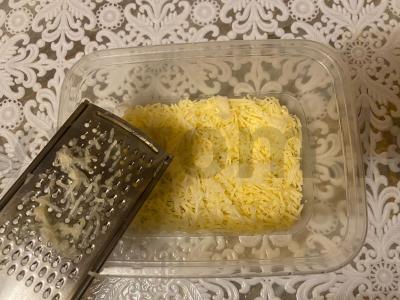 Šoninės ritinėliai su sūriu, česnaku, kiaušiniu ir grybais Žingsnis 2