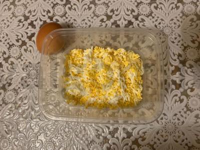 Šoninės ritinėliai su sūriu, česnaku, kiaušiniu ir grybais Žingsnis 4