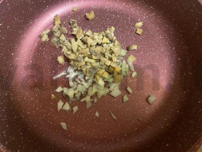 Šoninės ritinėliai su sūriu, česnaku, kiaušiniu ir grybais Žingsnis 5