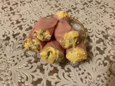 Šoninės ritinėliai su sūriu, česnaku, kiaušiniu ir grybais pagrindine nuotrauka