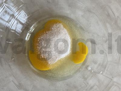 Purūs blynai iš be laktozės jogurto su razinomis „Skoningi“ Žingsnis 1