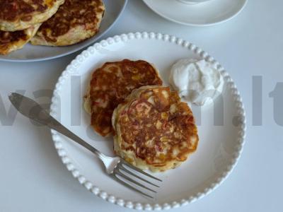 Sūrio, krabų lazdelėmis ir kukurūzais nesaldūs blynai pagrindine nuotrauka