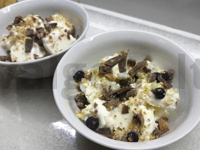 Ledai su serbentais, riešutais ir šokoladu pagrindine nuotrauka