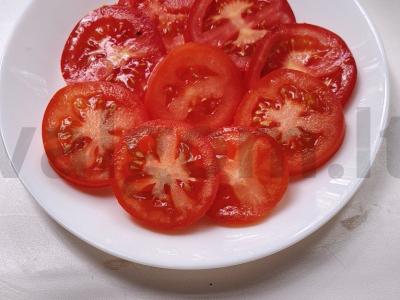 Gruziniška užkanda iš šviežių pomidorų Žingsnis 1
