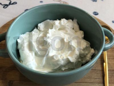 Kvapnus varškės sūris su sezamų aliejumi ir česnako pipirais pagrindine nuotrauka