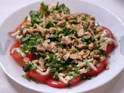 Gruziniška užkanda iš šviežių pomidorų pagrindine nuotrauka