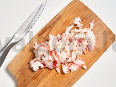 Krabų lazdelės salotos su kukurūzais Žingsnis 1