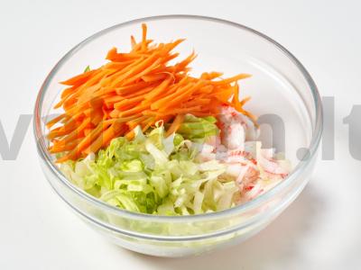 Krabų lazdelės salotos su kukurūzais Žingsnis 4