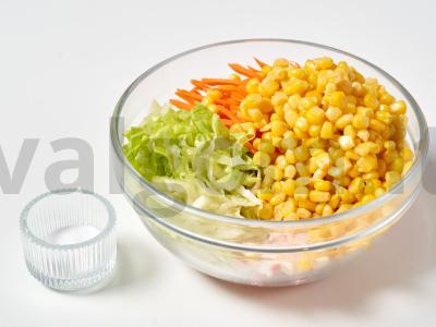 Krabų lazdelės salotos su kukurūzais Žingsnis 6