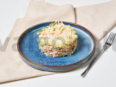 Krabų lazdelės salotos su kukurūzais pagrindine nuotrauka