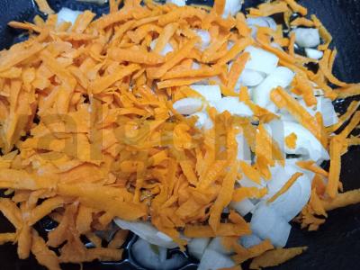 Kuskusas su vištienos širdelėmis, troškintomis grietinėje Žingsnis 1