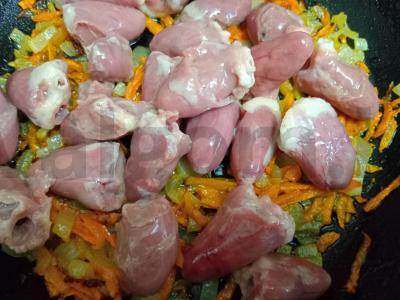 Kuskusas su vištienos širdelėmis, troškintomis grietinėje Žingsnis 3