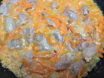 Kuskusas su vištienos širdelėmis, troškintomis grietinėje Žingsnis 6