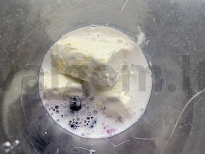 Pieninis kokteilis su saldžiuoju pienu, mėlynėmis ir ledais Žingsnis 2