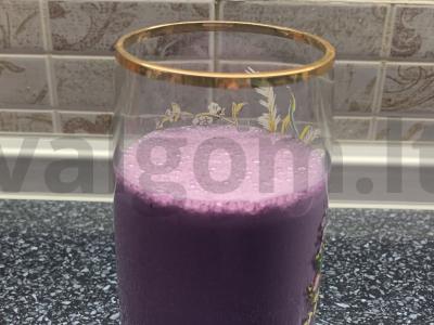 Pieninis kokteilis su saldžiuoju pienu, mėlynėmis ir ledais pagrindine nuotrauka