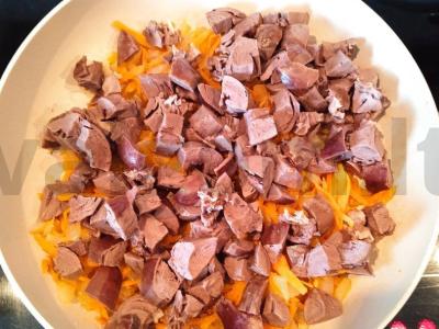 Troškinti kalakutų širdelės grietinėje Žingsnis 5