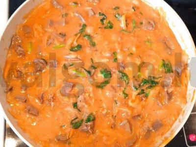 Troškinti kalakutų širdelės grietinėje pagrindine nuotrauka