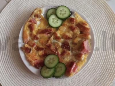 Sotūs omletas su sūriu ir dešra pagrindine nuotrauka