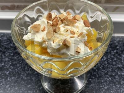 Desertas su persikais, varškės sūriu ir migdolais pagrindine nuotrauka