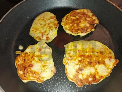 Sotūs blynai su sūriu, vištiena ir pomidoru Žingsnis 5