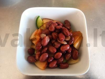 Salotas su marinuotais obuoliais, pupelėmis ir agurkais Žingsnis 3